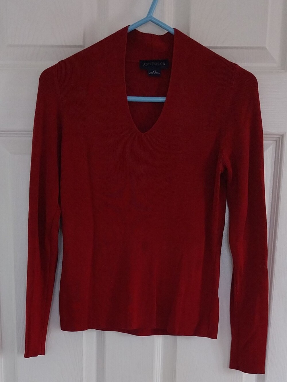 💯% Silk Ann Taylor Red V-Neck Ribbed Women's Sweater